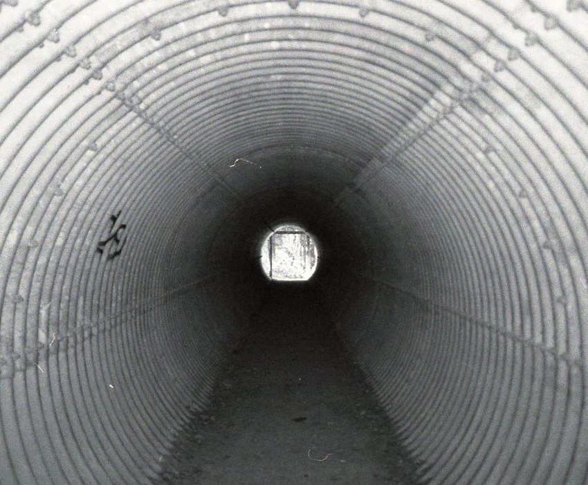 photo en noir et blanc d'un tunnel