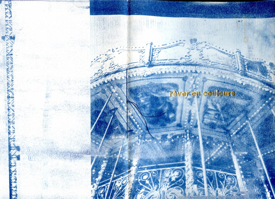 cover of the zine Rêver en couleurs, the cover is blue and represents a carrousel